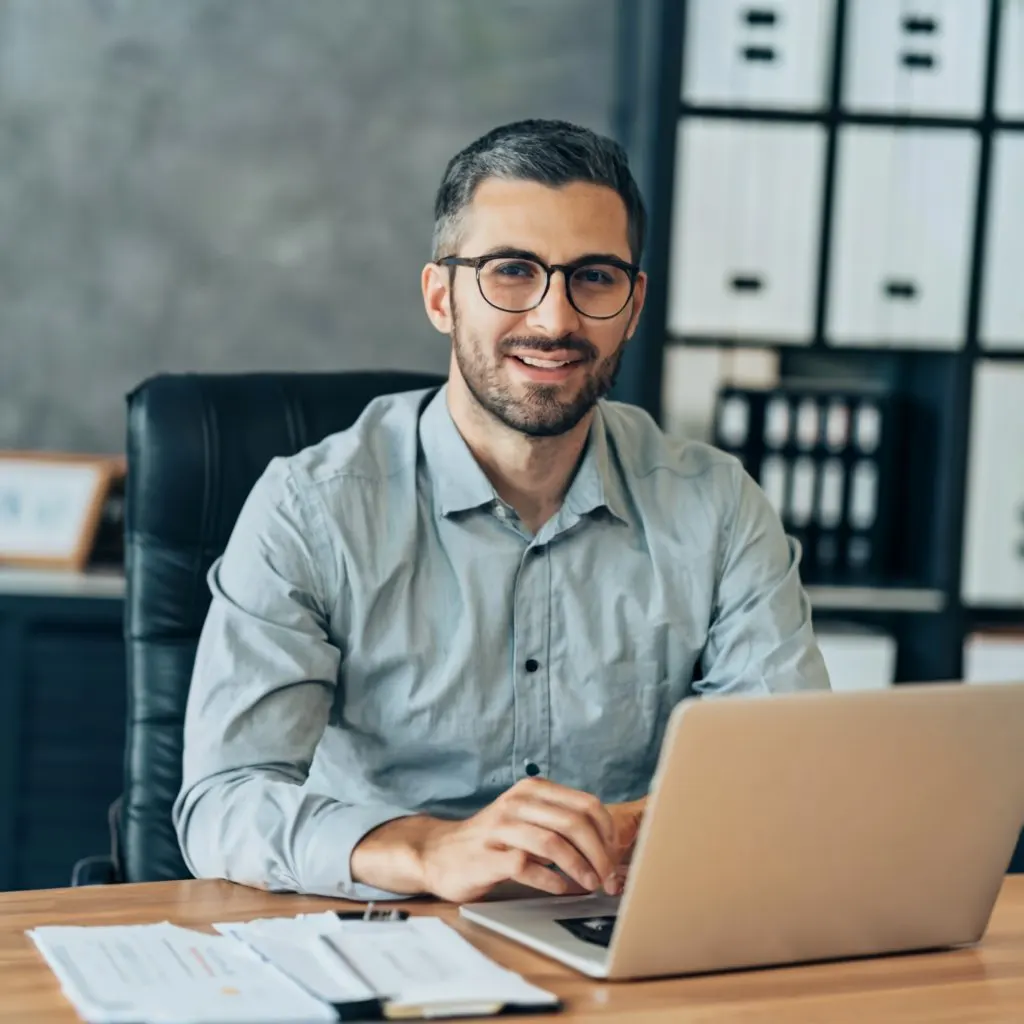 Contador, adopta VisorUS DV, plataforma tecnológica basada en Internet (nube), conecta tu despacho con tus clientes en TIEMPO REAL, genera ý recibe automáticamente y en tiempo real las pólizas de ventas con su XML adjunto (contabilidad electrónica), ¡más fácil que hacerlo desde el portal del SAT! Con VisorUS DV, podrás configurar el 99% de los asientos contables para generar tus pólizas en tiempo real: Compras, ventas, gastos, nóminas, Notas de crédito/debito, cancelaciones, devoluciones, bancos, activo fijo, producción, órdenes de servicio, una vez configurada la plataforma solo… ¡cacharás las pólizas en tu despacho! Podrás ofrecer a tus clientes los puntos de venta especializados de VisorUS así como su módulo administrativo, para que tus clientes desde ahí compren, vendan y controlen sus inventarios, es decir, tus serás su PROVEEDOR DE TECNOLOGÍA DE PUNTO DE VENTA, su consultor de negocios, su contador tecnológico, ningún otro sistema te ofrece esto. Contador, deja de ser el receptor de documentos para hacer las declaraciones, ha llegado el momento de ser protagonista en tus empresas, generar su información contable, financiera y de toma de decisiones.